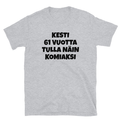 Kesti 61 vuotta tulla näin komiaksi t-paita
