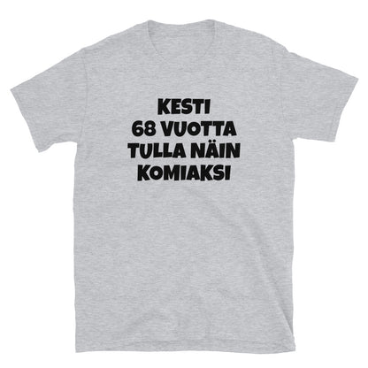 Kesti 68 vuotta tulla näin komiaksi t-paita