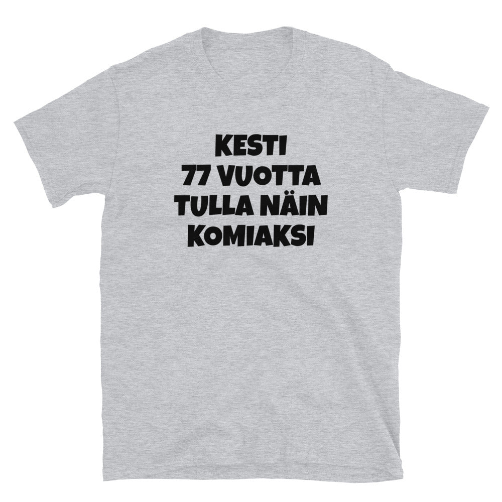 Kesti 77 vuotta tulla näin komiaksi t-paita