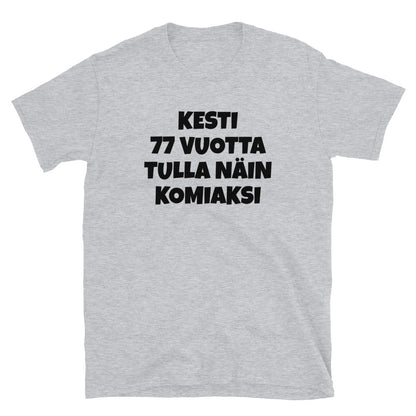 Kesti 77 vuotta tulla näin komiaksi t-paita