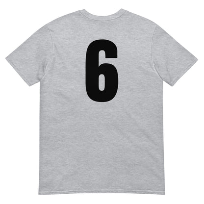 Numero 6 selässä t-paita