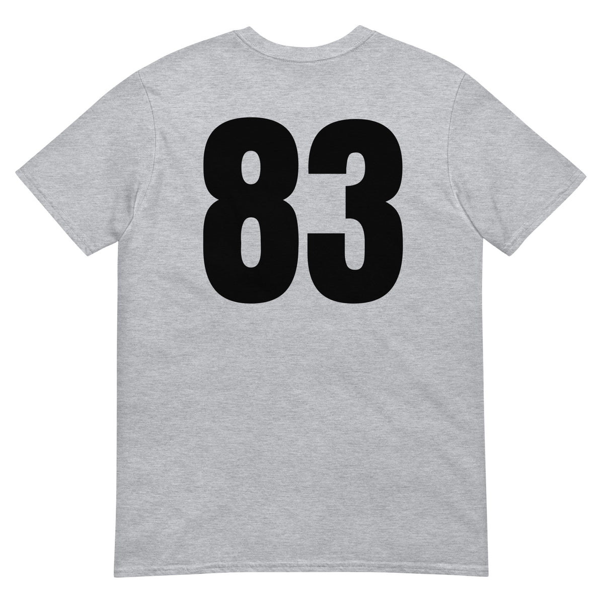 Numero 83 selässä t-paita