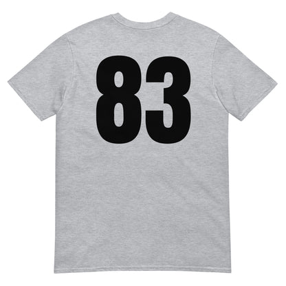 Numero 83 selässä t-paita