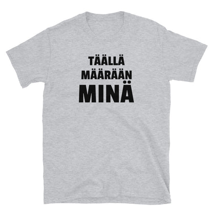 Täällä määrään minä t-paita
