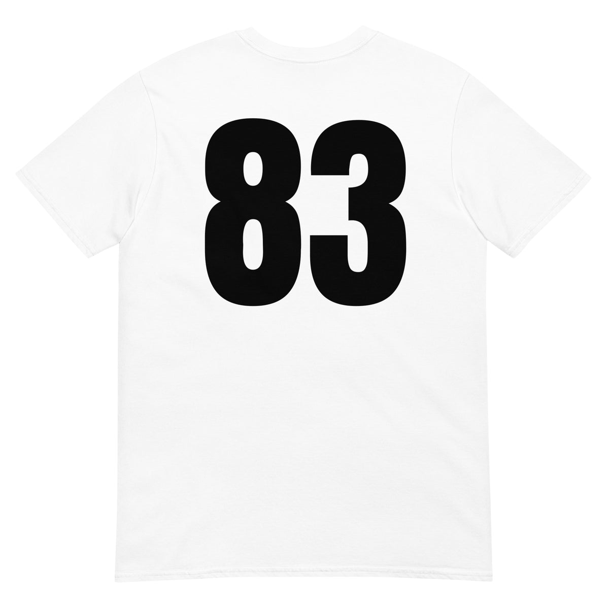 Numero 83 selässä t-paita
